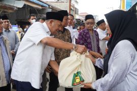 Tak kuasa menahan haru, segini yang dijanjikan Syah Afandin untuk korban kebakaran Bahorok