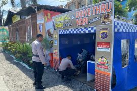 Polres Kulon Progo berikan layanan tambal ban gratis bagi kendaraan pemudik
