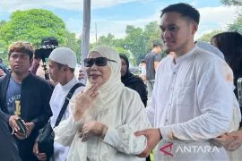 Dewi Yull hadiri proses pemakaman mantan suami, Ray Sahetapy