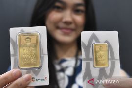 Demi lindungi nilai, investor ramai-ramai borong emas dan bitcoin