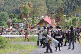 Polisi: 59 warga terluka saat bentrok antar kelompok di Puncak Jaya