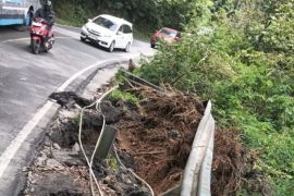 Lintas Parapat longsor, Polres Simalungun imbau pengendara tingkatkan kewaspadaan
