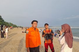 Wisatawan diimbau tak renang di pesisir pantai selatan & waspada ombak