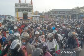 Thousands of motorcyclists crowd Bakauheni Port after Eid