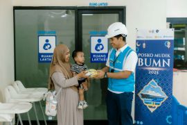 Kisah senang petugas PLN layani masyarakat di posko mudik BUMN