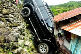 Mobil terperosok ke jurang akibat sopir mengantuk