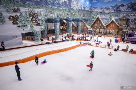 Trans Snow World Surabaya dikunjungi ribuan wisatawan saat libur Lebaran
