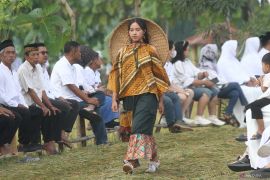 Peragaan busana Rona Wastra