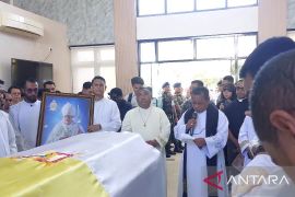 Jenazah Uskup Emeritus Mgr Petrus Turang tiba di Kupang NTT