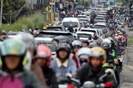 Jumlah kendaraan memasuki kawasan wisata Puncak