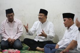Gus Ipul takziah dan salurkan santunan untuk korban longsor Mojokerto