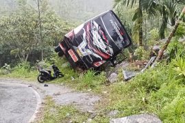 Bus tujuan Palembang alami kecelakaan tunggal di jalur alternatif Bukittinggi-Padang