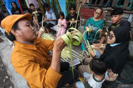 Belajar membuat kulit ketupat di Surabaya