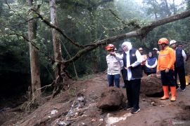 Gubernur Jawa Timur meninjau longsor di Pacet Mojokerto