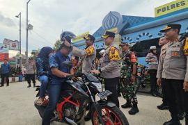 Polres Blitar bagikan helm untuk pemudik