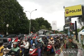 Urai kepadatan, Polres Cirebon Kota terapkan sistem buka tutup di Jalur Pantura