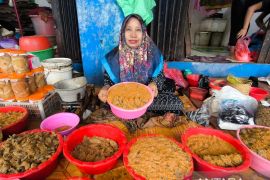 Pembeli dari berbagai daerah datangi pedagang Pakasam di Pasar Barabai