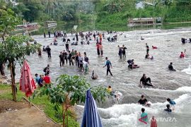 Puluhan ribu wisatawan padati wisata alam HST selama libur lebaran