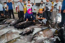 Gubernur Khofifah ajak nelayan Jatim terapkan konsep ekonomi biru