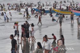 Wisata lebaran di pantai Tapak Paderi Bengkulu