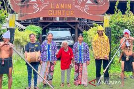 Lamin Guntur Ecolodge,  paduan keelokan pasir putih dan adat komunal