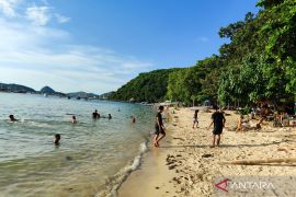 Warga Labuan Bajo NTT ramai kunjungi sejumlah wisata pantai isi libur Lebaran 2025