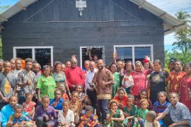 Gubernur Nawipa serahkan bantuan jemaat GIDI Antikohia Nabire