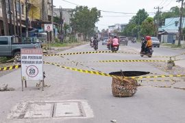 Pemkot Medan perbaiki ruas jalan  yang berlubang akibat amblas