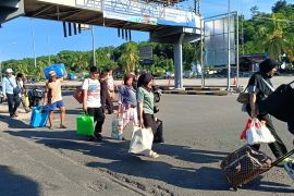 Ribuan pemilir padati Pelabuhan Padangbai di hari terakhir libur Lebaran