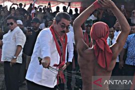 Gubernur Hendrik:  Atraksi pukul sapu lidi ajang promosikan budaya  Maluku