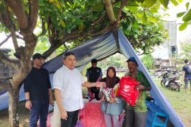 Dinsos Sulsel berikan bantuan kepada korban kebakaran di Makassar