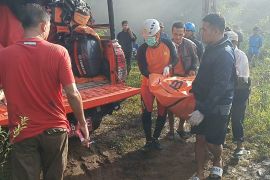 Tim SAR gabungan menemukan  wisatawan hanyut di Riam Marum