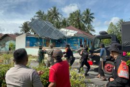 Satgas Madago Raya membantu warga terdampak angin puting beliung di Poso
