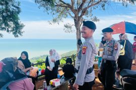 Polres Singkawang melakukan pengamanan di obyek wisata
