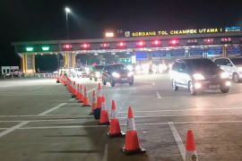 Contraflow Tol Jakarta-Cikampek dari KM 70 sampai KM 47 arah Jakarta dihentikan Senin malam