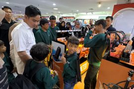Wapres berbagi di Lebaran, mengajak anak yatim belanja kebutuhan sekolah