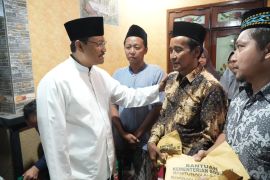 Gus Ipul serahkan santunan untuk keluarga korban longsor Mojokerto
