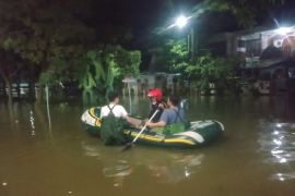 Banjir Tanggerang, warga dievakuasi di posko pengungsian