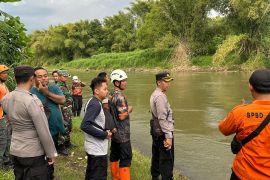 Polisi Blitar dan relawan cari warga tenggelam di Sungai Brantas
