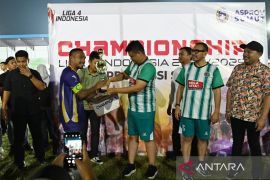 Serahkan piala juara Liga 4, Bobby harapkan sepakbola Sumut makin berkembang