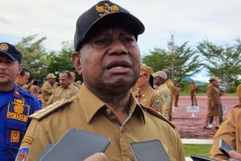 Gubernur Papua Barat minta tiga pemkab beri asuransi pekerja rentan