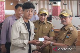 Bupati Cirebon memastikan pelayanan publik berjalan normal usai Lebaran