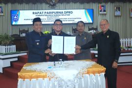 Seluruh fraksi DPRD HSS setujui raperda bangunan gedung