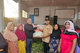 Anggota DPRD Sumbar salurkan bantuan pada korban banjir di Pelangai Gadang