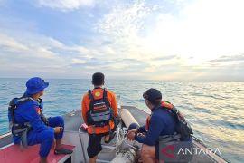 SAR Babel mencari nelayan terjatuh di Perairan Karangbubu Bangka