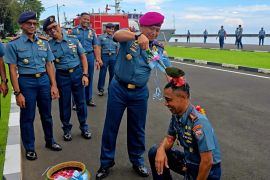 Lantamal VI Makassar gelar tradisi mandi kembang pada upacara kenaikan pangkat