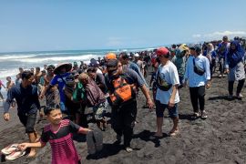 Tim SAR temukan korban terseret ombak Pantai Bambang Lumajang