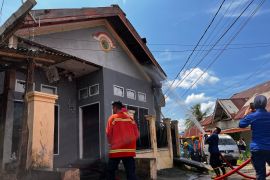 Damkar kerahkan tiga mobil Pemadam atasi kebakaran dua rumah di Kendari