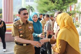 Bupati Hendrajoni serahkan paket Idul Fitrikepada pegawai honorer