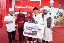 Gubernur Helmi dan Willie Salim beri hadiah Umrah bagi warga